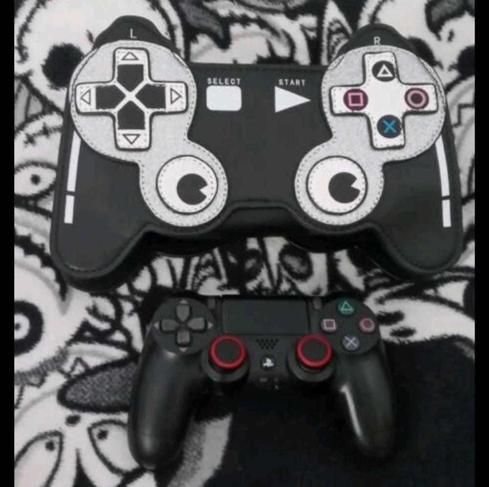 Game Controller Crossbag - Picture 8 of 8